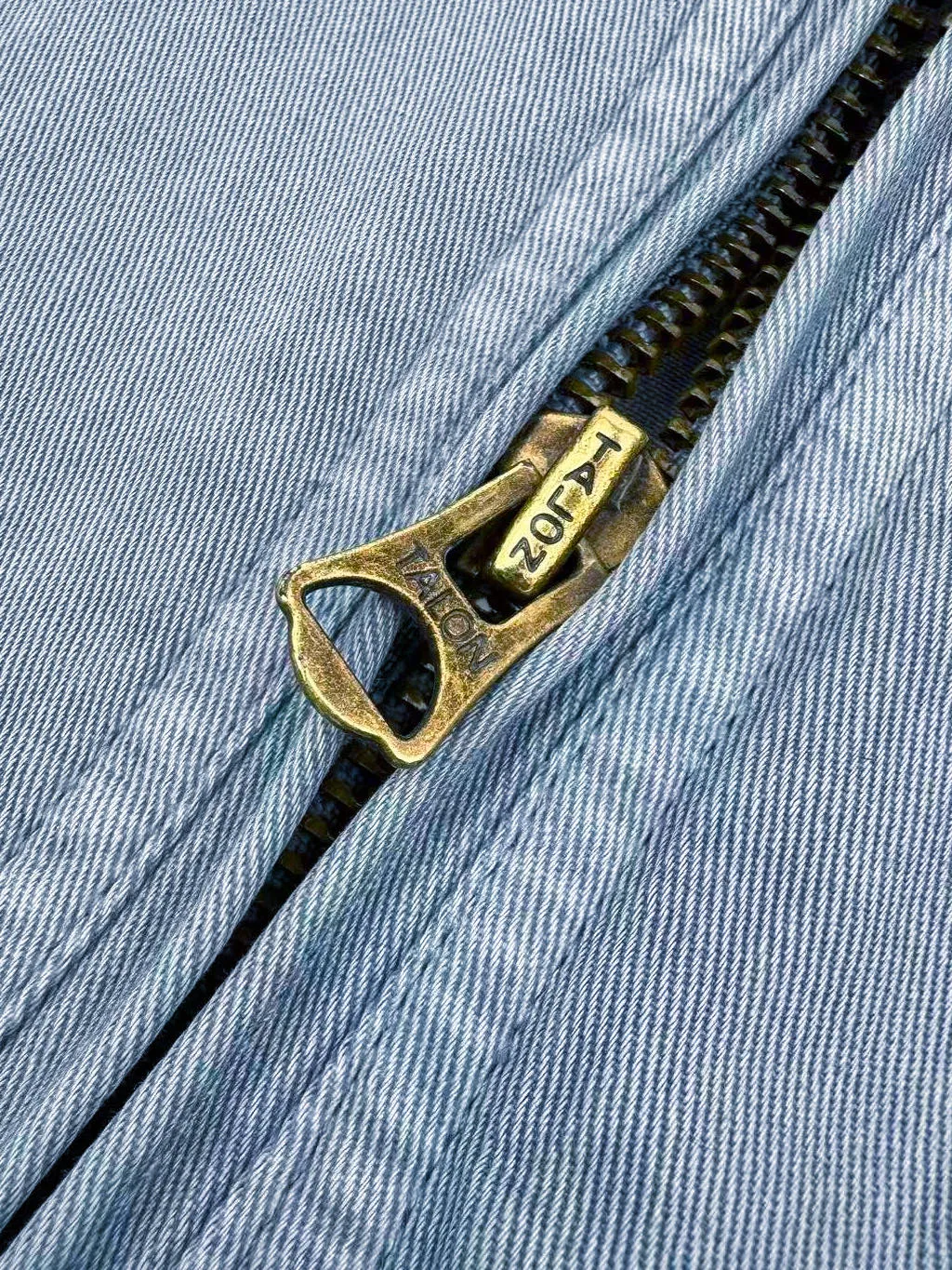 P460 Ralph Lauren embroidered zipper jacket. Customized cloudy blue twill cotton. Soft and silky. Comfortable against the skin. Mainly based on cloudy blue. A color with a life attitude. Exquisite white pony logo is embellished. Fully recognizable. With a breath of freedom and vitality. A symphony of pure and smart colors. Reconstruct the classic with a neat silhouette. Use advanced computer control systems and precision mechanical components to achieve iconic pony embroidery operations with high precision and smooth and delicate lines. Process 2: Template machine bag opening. The preset template guides the position, shape and size of the bag opening. The accuracy ensures the quality of the bag opening effect. Process 3: The hem is made in one go using a three-needle waist-drawing machine. The elastic band and fabric are sewn together in the same process using the machine's special needle position and feeding mechanism. The three-needle design is stronger and can evenly distribute pressure. Ensure that the elastic band is closely attached to the fabric. Process 4: Follow the original color system for dyeing. Prioritize the original color and fabric material. Select special dyes. Reheat to the appropriate temperature. Perform dip-dyeing. Finally, perform color registration. Accessories: Customized 1:1 Ralph Lauren engraved buckle. Customized 1:1 Ralph Lauren bronze zipper. Customized 1:1 Ralph Lauren trademark. Version: Fitted version. Size: S M L XL. Style number: CC908.